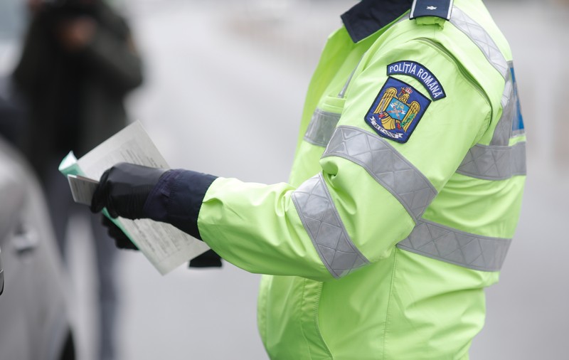 Cum l-au prins procurorii pe poliţistul care priza „zăpadă” cu bancnota de un leu și de ce l-au achitat judecătorii. Apără și azi legea în uniformă