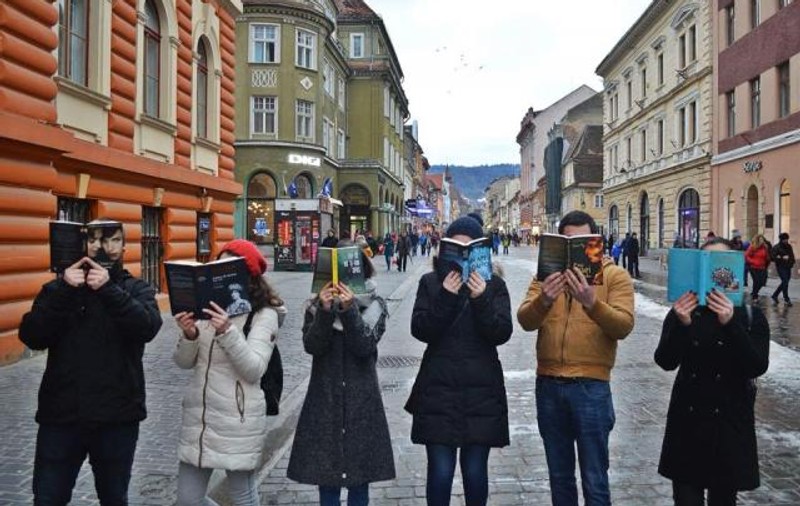 Brașovenii vor să intre în Cartea Recordurilor cu cel mai mare lanţ de oameni care citesc
