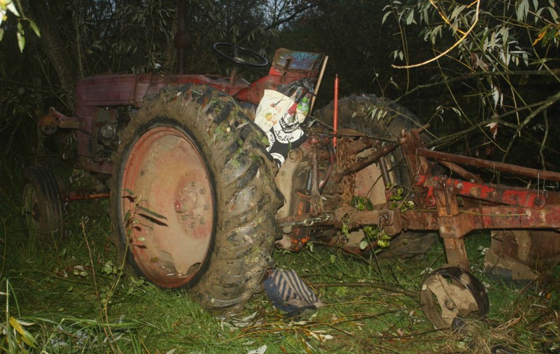 Muncitor mort în județul Timiș. Bărbatul s-a răsturnat cu tractorul
