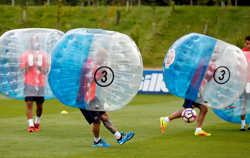 Jucătorii de la FC Barcelona, luați în balon. Messi, Neymar și Suarez au râs copios la antrenament / FOTO