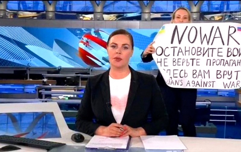 Pedeapsa primită de Marina Ovsiannikova, jurnalista care a contestat războiul în direct la televiziunea rusă