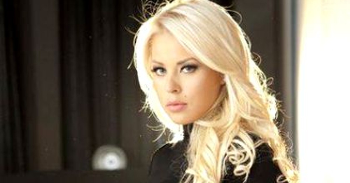 Roxana Nemeș a lansat videoclipul piesei "Rămâi". Roxana Nemeș, blondă, serioasă și îmbrăcată în negru