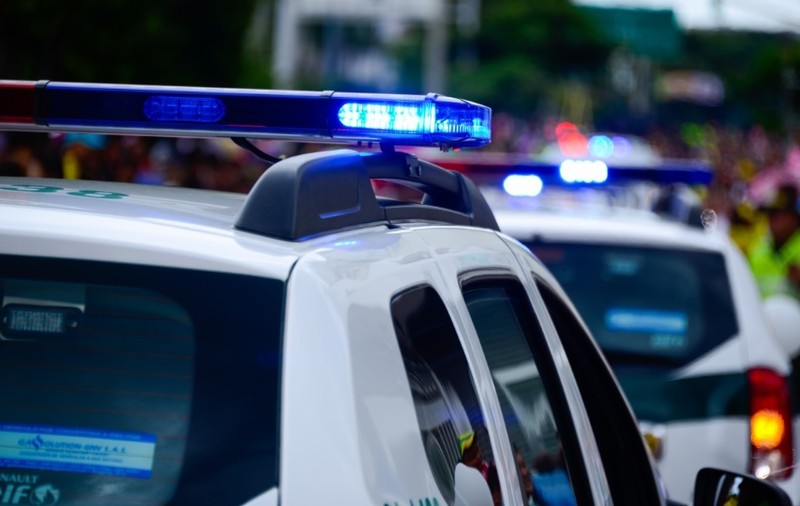 Un polițist a fost prins "rupt" de beat la volanul mașinii de poliție. Lumea l-a oprit și l-a filmat: "Nici nu se poate ține pe picioare!" | VIDEO