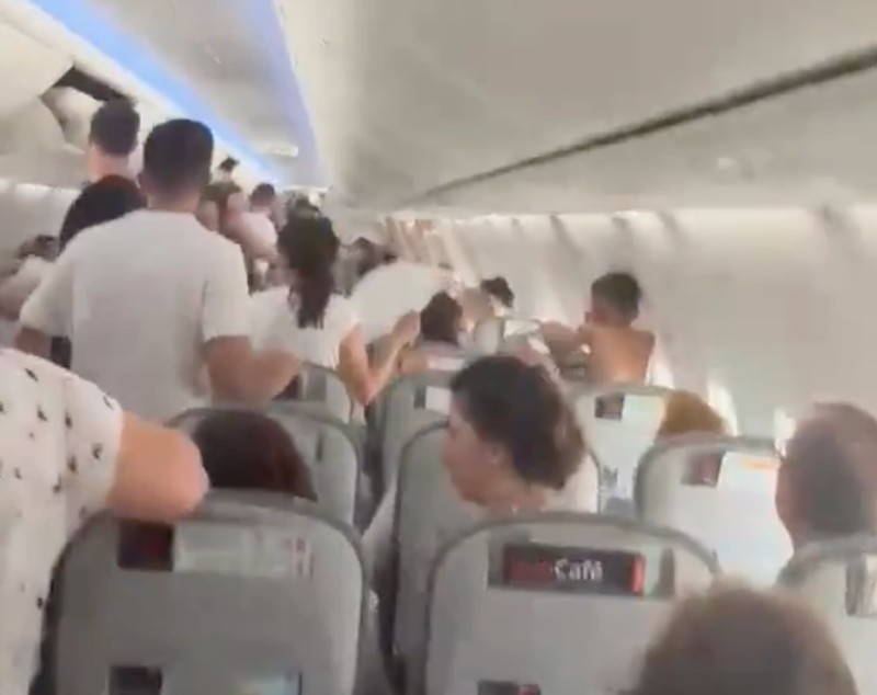 Panică în avion, într-o cursă spre Antalya, temperatură de aproape 60°C: „Era un cuptor. Disconfort, leșinuri! Am sunat la poliție, să vină să ne deschidă ușile”