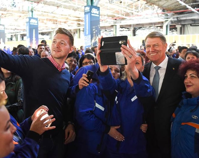 Klaus Iohannis a testat noul Ford EcoSport, cu Simone Tempestini, campionul României la raliu. Președintele, la un pas de a lovi o bordură | FOTO ȘI VIDEO