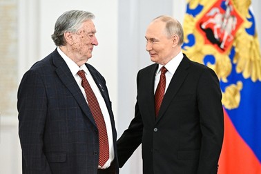 Aleksandr Prohanov (stânga), alături de Vladimir Putin Sursa foto: Profimedia