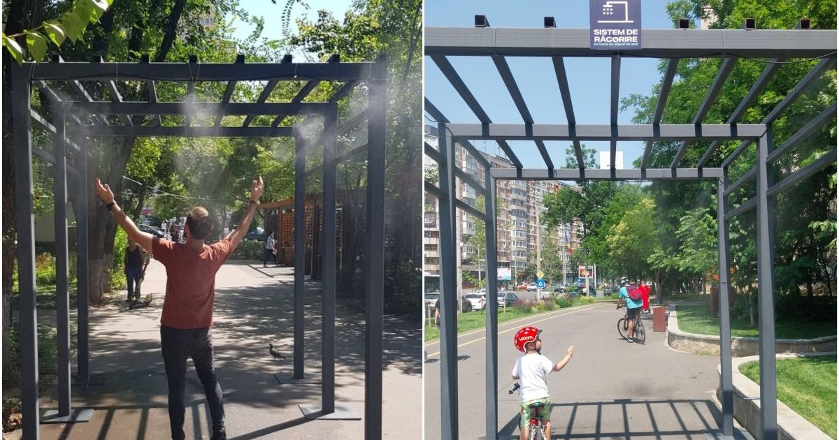 În partea stângă, un bărbat în tricou cărămăziu, fotografiat cu spatele, se răcorește la un duș stradal, deasupra se vede vegetație. În partea dreaptă, un copil cu cască roșie aflat pe bicicletă, surprins cu spatele, trece printr-un sistem de răcorire și ridică mâna spre jetul de apă, într-o zi caldă de vară, București, iunie 2025