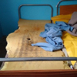 Un tânăr s-a spânzurat cu șnurul de la glugă în Clinica de psihiatrie din Timișoara pentru că s-a săturat să audă voci