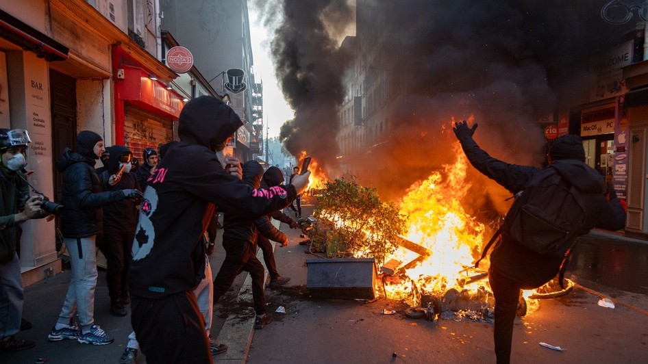 Tineri manifestanți se filmează în timp ce provoacă incendii în Paris Sursa foto: Profimedia