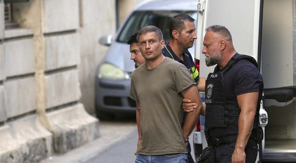 Barbatul acuzat si retinut pentru spionaj in favoarea Rusiei, Ivan Kutsenko, este escortat in sediul Curtii de Apel Bucuresti, in Bucuresti, 8 septembrie 2026. Inquam Photos / Octav Ganea