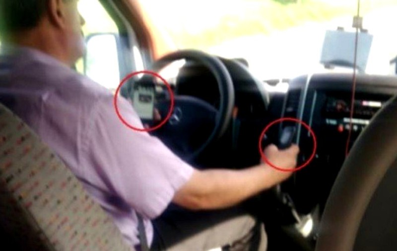 Șoferul de microbuz care conducea cu telefoanele în ambele mâini, chemat la Poliție. Ce sancțiuni riscă