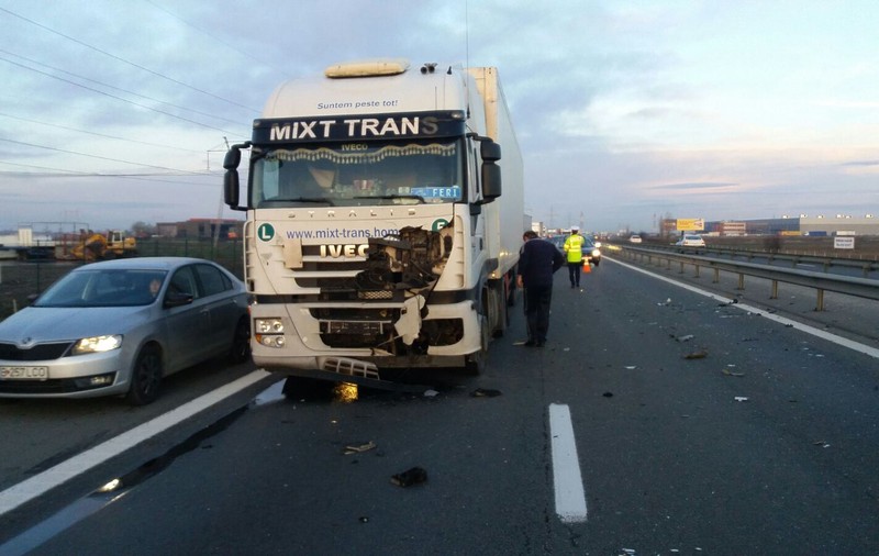 FOTO/ Accident pe A1 între un TIR și două mașini. 11 persoane implicate
