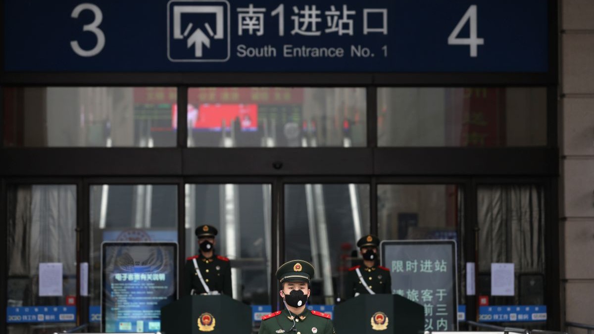 Un polițist păzește intrarea într-o gară din orașul Wuhan, aflat în carantină FOTO: EPA