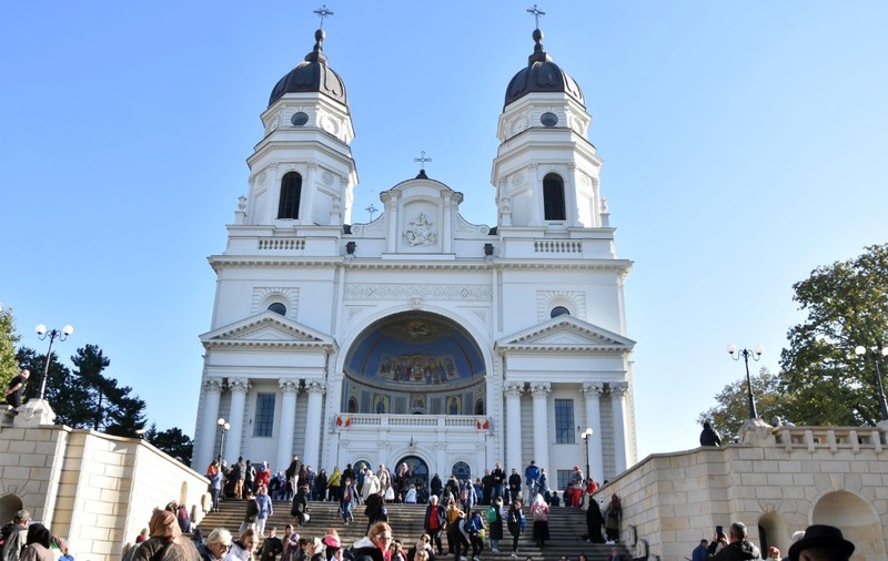 Racla cu moaștele Sfântului Cuvios Paisie de la Sihăstria a fost adusă miercuri seară la Catedrala Mitropolitană din Iași
