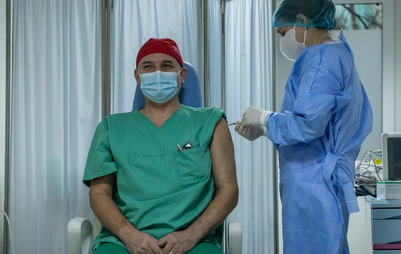 Asistent român în Italia, revoltat că nu a fost inclus în prima etapă de vaccinare: „Dacă nu se impunea carantina, mă gândeam să vin în România”