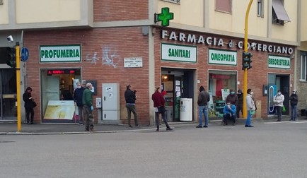Locuitorii din Florența stau la cozi formate în fața farmaciilor pentru a-și procura medicamente sau echipamente de protecție