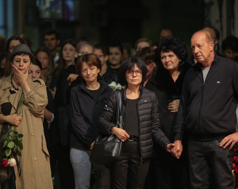 Trupul neînsufleţit al lui Ducu Darie a fost depus la Teatrul Bulandra. Actrița Oana Pellea, îndurerată, la căpătâiul regizorului