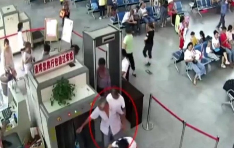 Descoperire macabră! Un chinez transporta două brațe în valiză