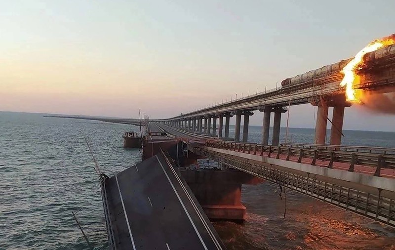 Rusia trimite scafandri să evalueze pagubele asupra podului din Crimeea zguduit de explozie