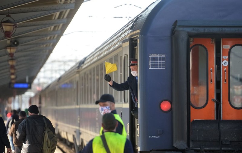 Distanțarea socială nu mai e obligatorie în trenuri, masca însă da. Motivul din spatele deciziei