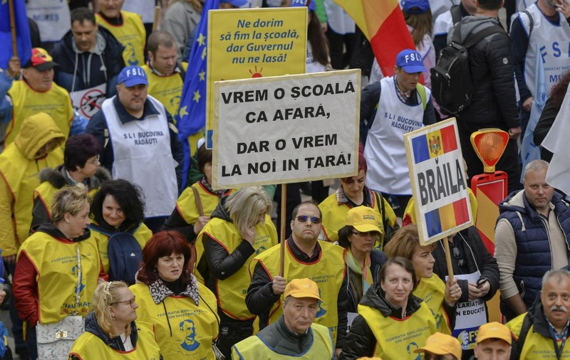 Profesorii refuză să mai ia plata cu ora, plătită cu 22 de lei, ca munca de zilier din România: „Ce profesori vor fi în sălile de clasă din 8 septembrie?"