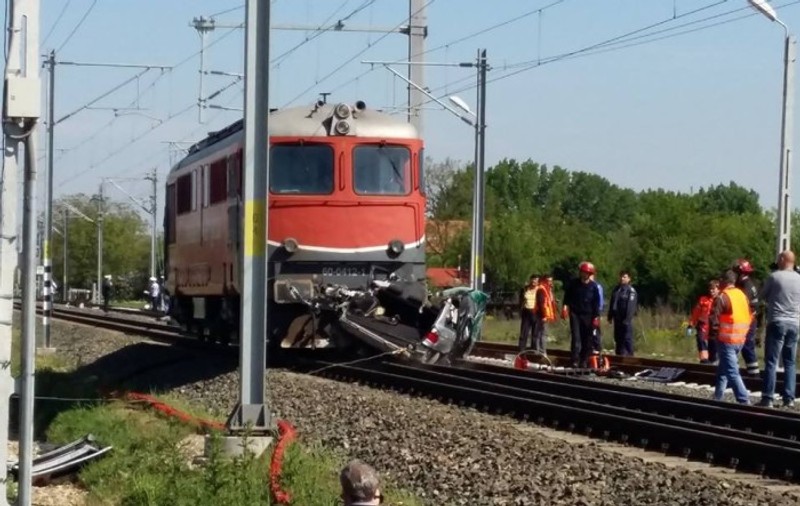Tragedie la Arad! A murit strivit în mașina izbită de o locomotivă