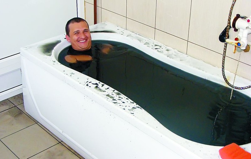Nămolul te vindecă de reumatism