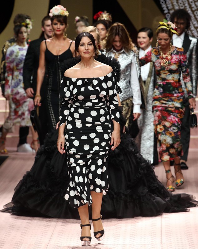 FOTO | Prezentare cu modele din anii '90 pentru Dolce & Gabbana. Pe podium au urcat Monica Bellucci, Carla Bruni și Helena Christensen