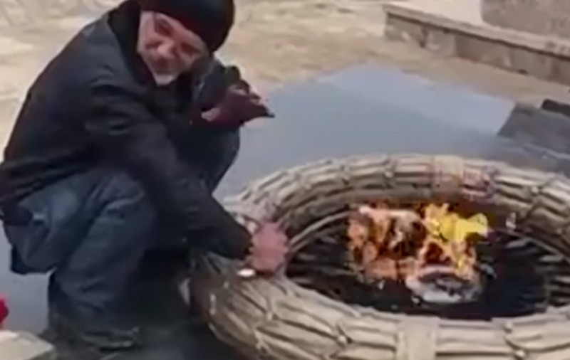 Un rus a fost arestat, după ce a făcut un grătar la „flacăra eternă” a unui monument dedicat soldaților căzuți în al Doilea Război Mondial