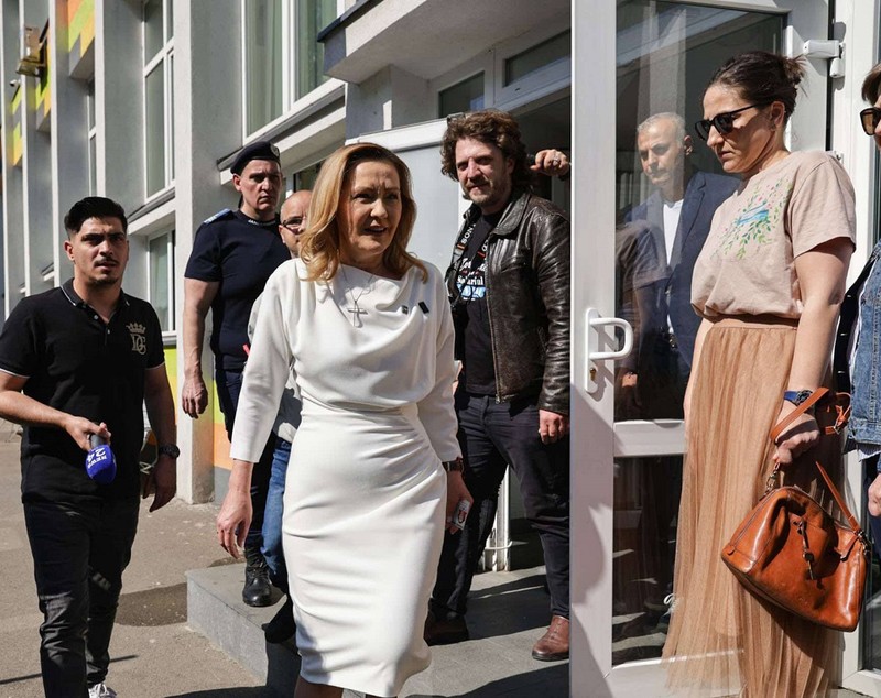 Elena Lasconi, îmbrăcată într-o rochie de 1.000 de lei la secția de votare. Cine i-a creat ținuta și cum a apărut alături de Cătălin Georgescu, soțul ei