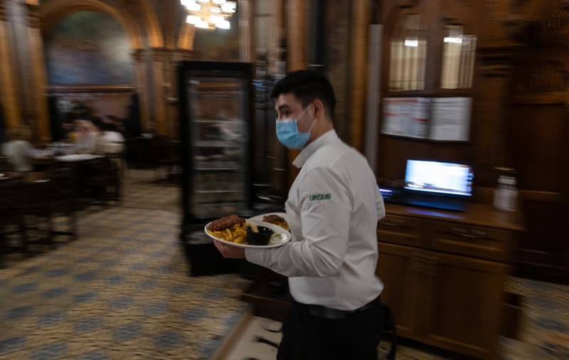 La patru zile după ce au decis redeschiderea restaurantelor, autoritățile anunță că au greșit programul de funcționare: se închid la 23.00, nu 21.00