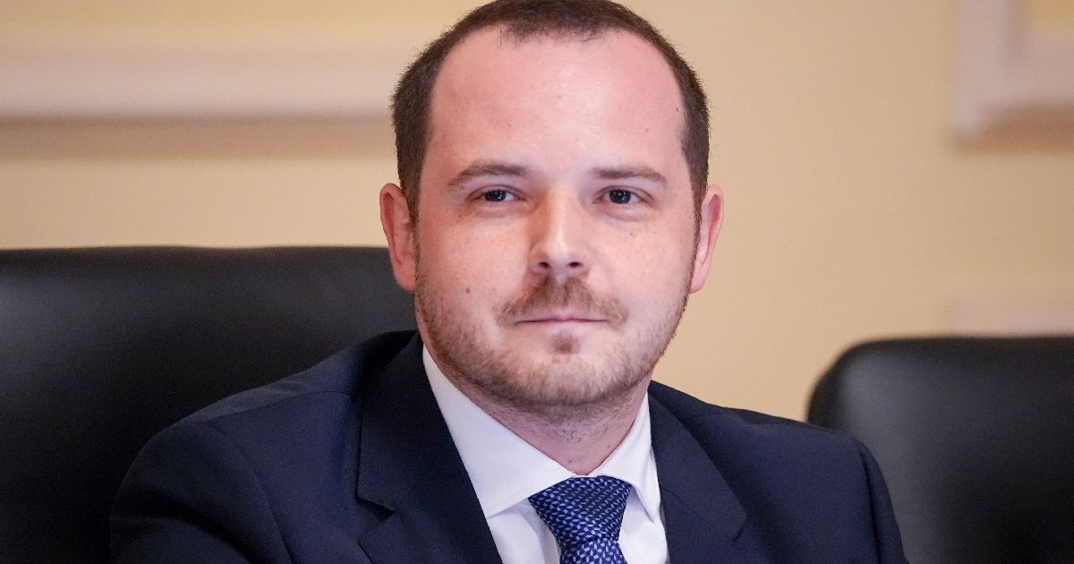 Alexandru Rogobete, într-un costum negru și o camasa alba și cravată albastra