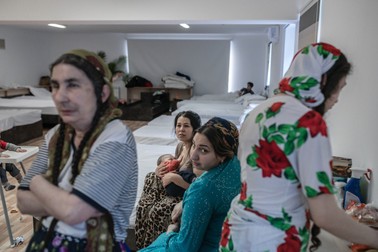 Sonia, Nadia, Sabina și Tazia, membrii comunității romilor din Ucraina, sunt refugiați într -un centru de ajutor din orașul Chișinău, Moldova. Foto: Profimedia