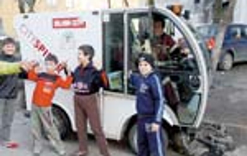 Cartierul Ferentari, curatat de masini cu aspirator 