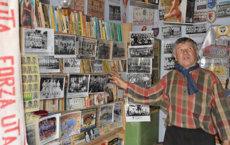 GALERIE FOTO / Muzeul presei sportive românești zace ascuns într-un grajd din comuna arădeană Târnova