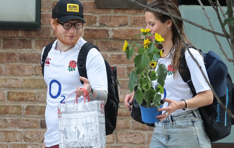 Ed Sheeran s-a căsătorit în secret cu iubita sa din copilărie. Ceremonia a avut loc acasă