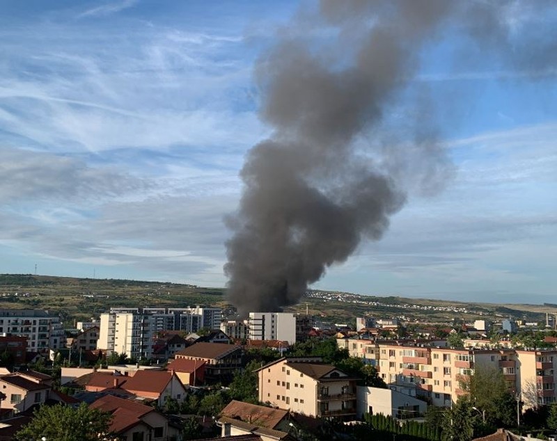 Incendiu puternic la o hală din Cluj-Napoca. Focul s-a extins la două case din apropiere.