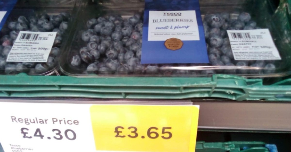 Caserole de afine pe raftul unui supermarket Tesco din Londra, iulie 2025