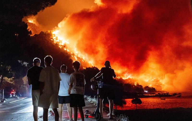 Incendiu puternic pe litoralul croat, soldat cu un mort și zeci de răniți. Case, restaurante, maşini şi ambarcaţiuni au fost cuprinse de flăcări