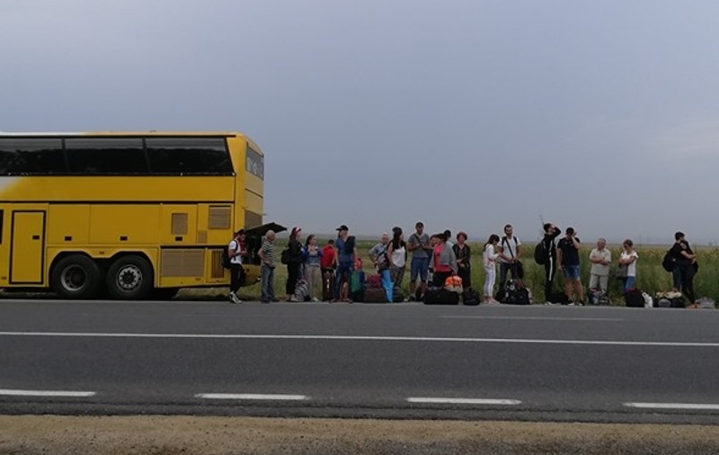 VIDEO | Un autocar care transporta turiști spre litoralul Mării Negre a luat foc. „Vezi că mai iese fum!”