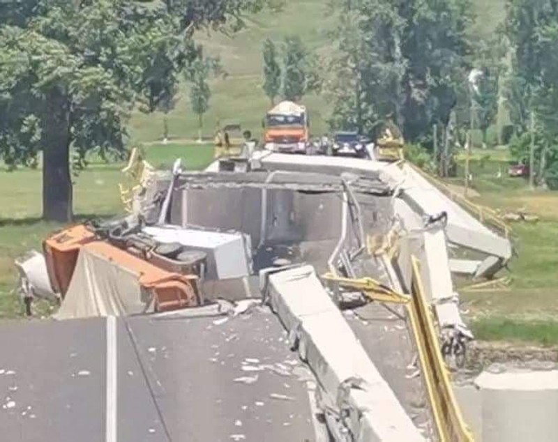 S-a prăbușit un pod rutier din Neamț, inaugurat anul trecut, după o reabilitare de 8 milioane de lei. Un bărbat a fost rănit