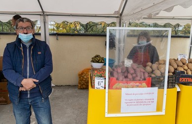 Vasile Bratu și soția sa, în piața Valea Ialomiței. “Nu știu cât vom suporta frigul”. Foto: Vlad Chirea / Libertatea