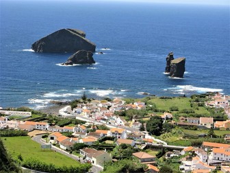 Vedere cu orășelul Mosteiros, aflat pe insula Sao Miguel | Foto: 123rf.com