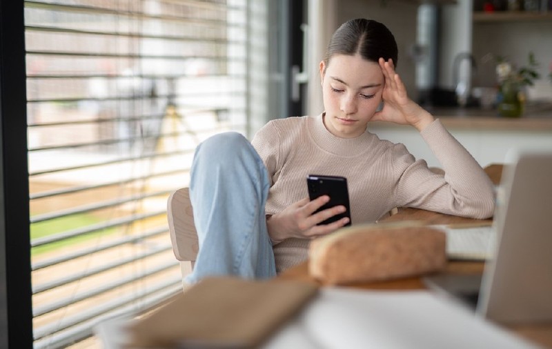 Factură imensă, după ce stat cu orele pe TikTok în vacanță. Cum era să-și falimenteze o adolescentă familia