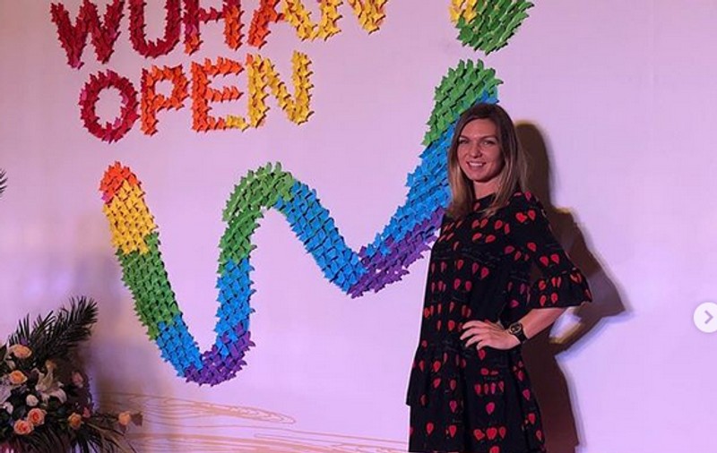Simona Halep face furori în Asia. Chinezoaicele sunt înnebunite să cumpere rochia pe care a purtat-o la petrecerea de la Wuhan