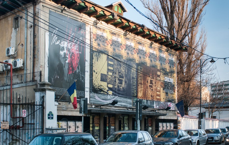 Probleme la Teatrul Bulandra, unde se simte un miros puternic de fum. Pompierii verifică subsolul clădirii