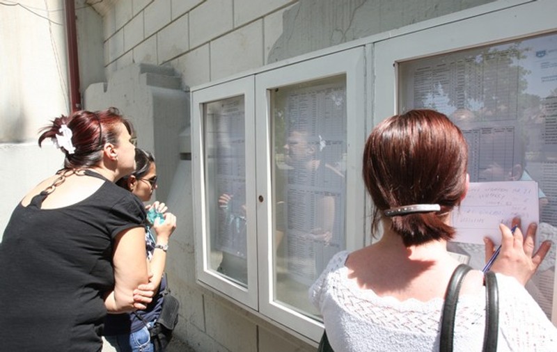 Nebunie la înscrierile la şcoală! ”Nu vreau să îmi dau copilul unde sunt interlopi!” | FOTO&VIDEO