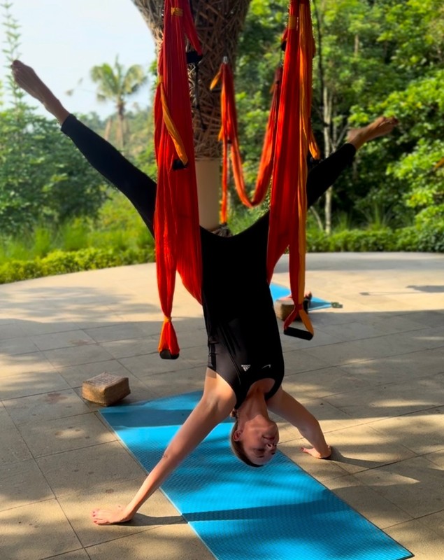 Cum a apărut Andreea Marin în vacanța din Bali. Imagini cu vedeta, suspendată în aer, în timpul unei clase de yoga