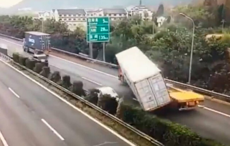 A scăpat ca prin minune dintr-un accident teribil! Containerul unui camion a căzut la câțiva metri de o mașină aflată în trafic