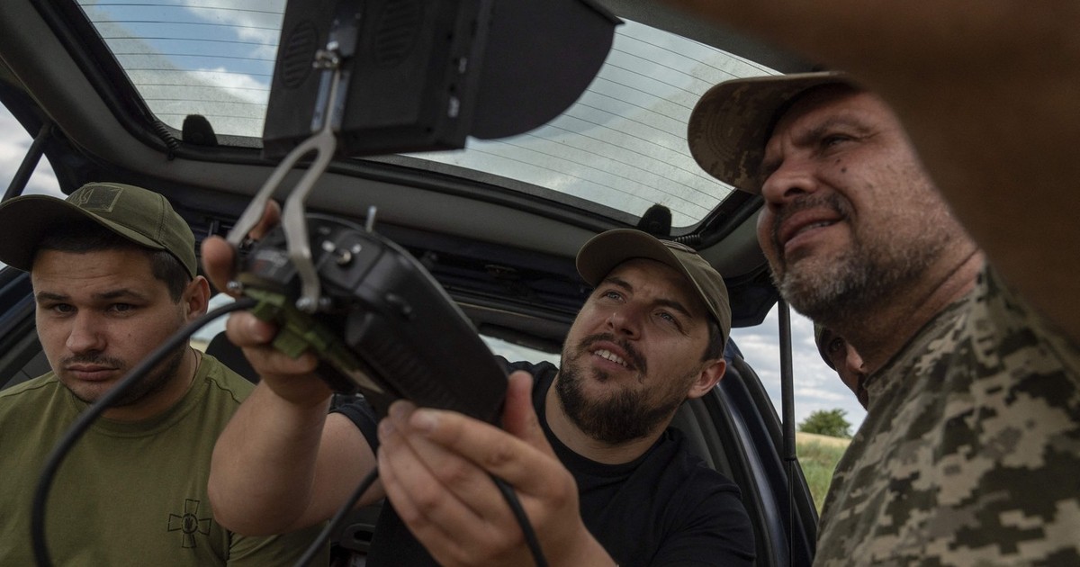 Soldați din Brigada 93 testează drone terestre pe frontul din Donețk Foto: Profimedia
